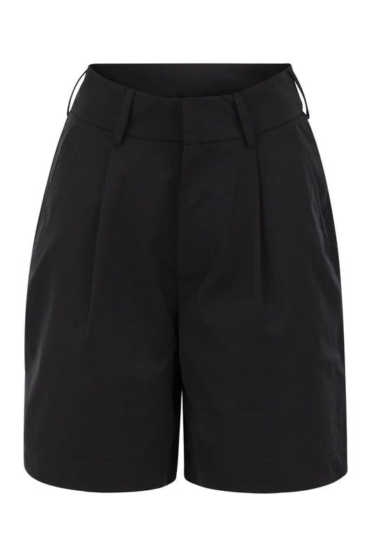 Short trousers with pliers