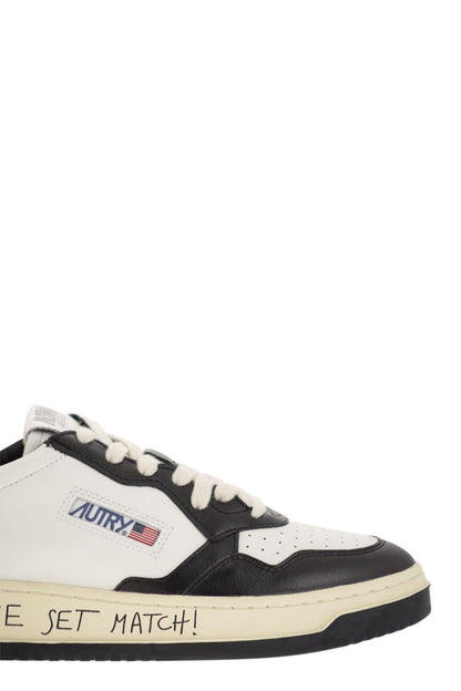 MEDALIST LOW - Leather trainers with lettering