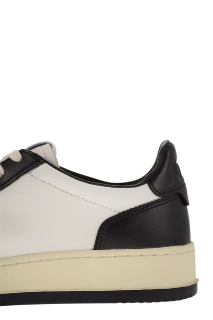 MEDALIST LOW - Leather trainers with lettering