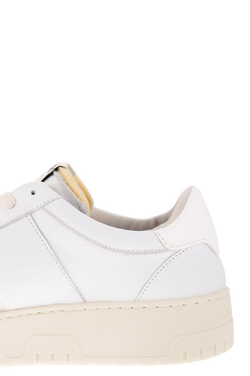 GOLF - White trainers