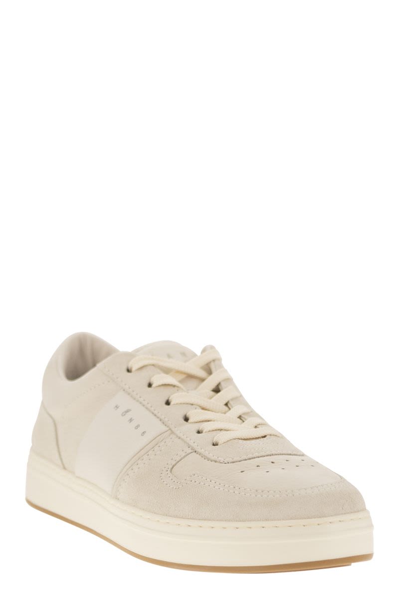 H668 - Leather trainers