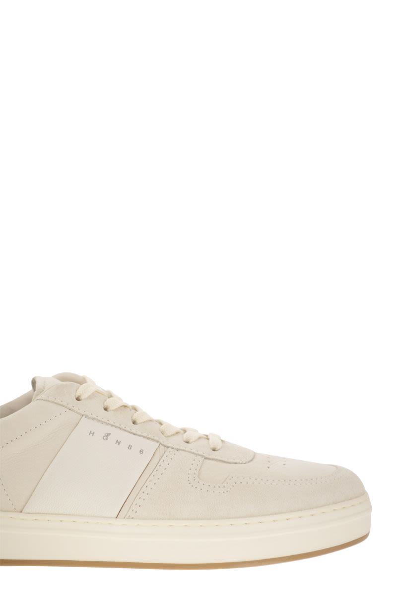 H668 - Leather trainers