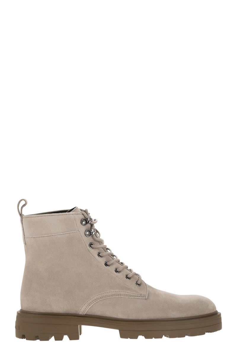 H673 Suede boots