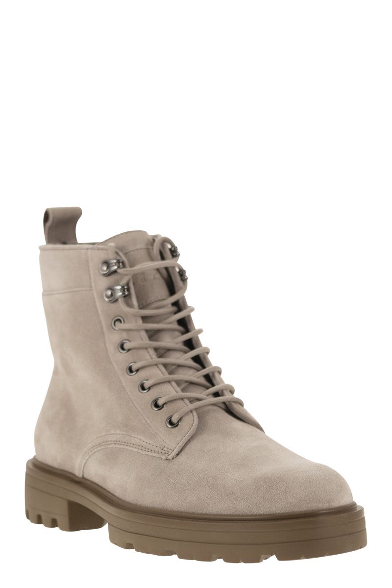 H673 Suede boots