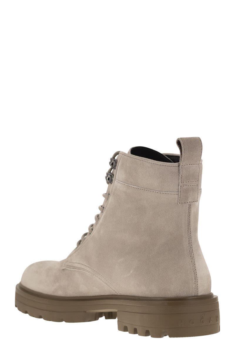 H673 Suede boots