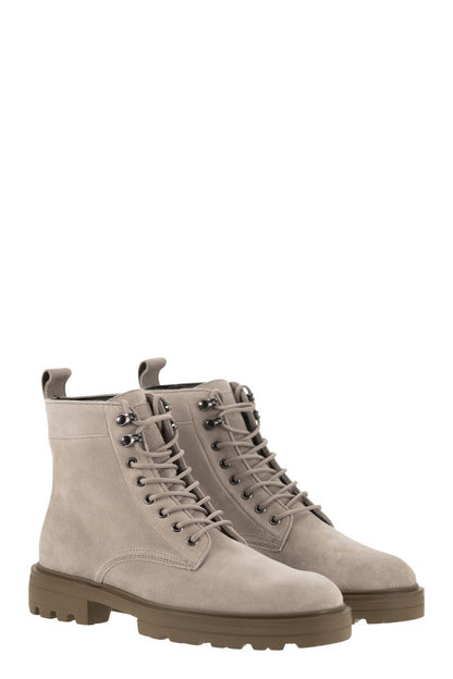 H673 Suede boots