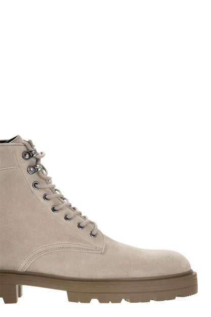 H673 Suede boots