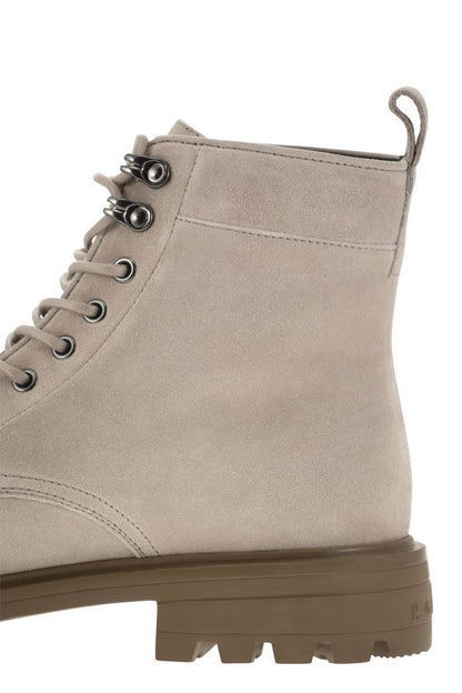 H673 Suede boots