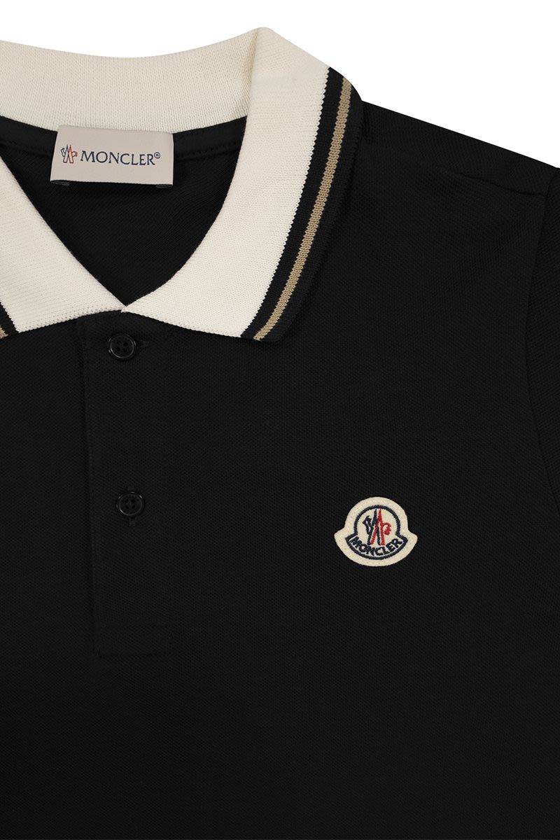 Polo shirt with iconic felt