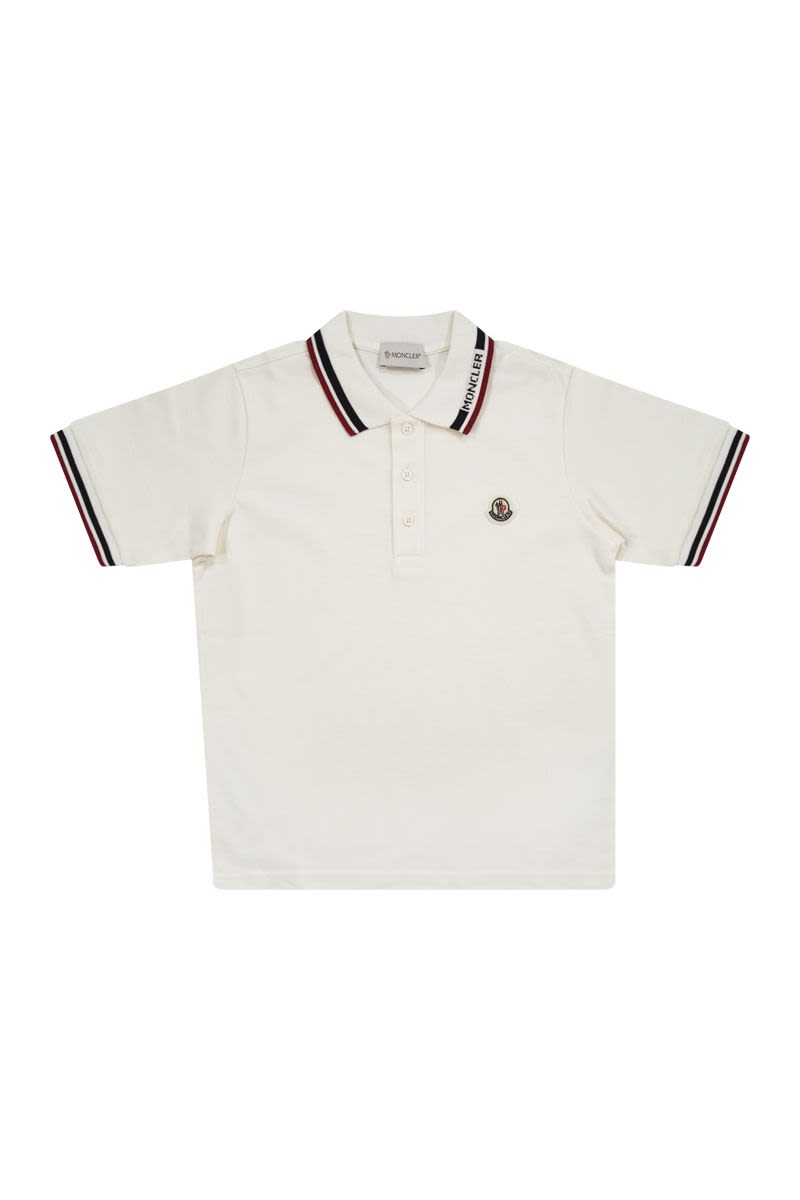 Polo shirt with tricolour finish