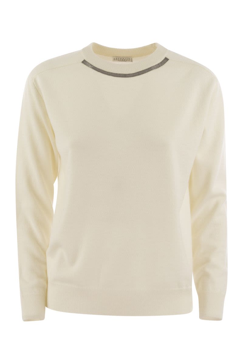 Cashmere sweater with neck jewel