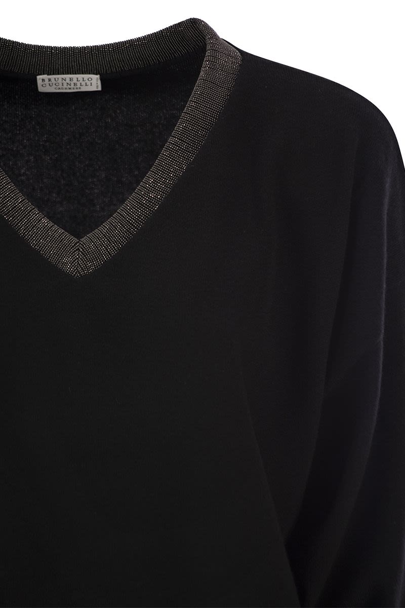 Cashmere sweater with precious ribbed neckline