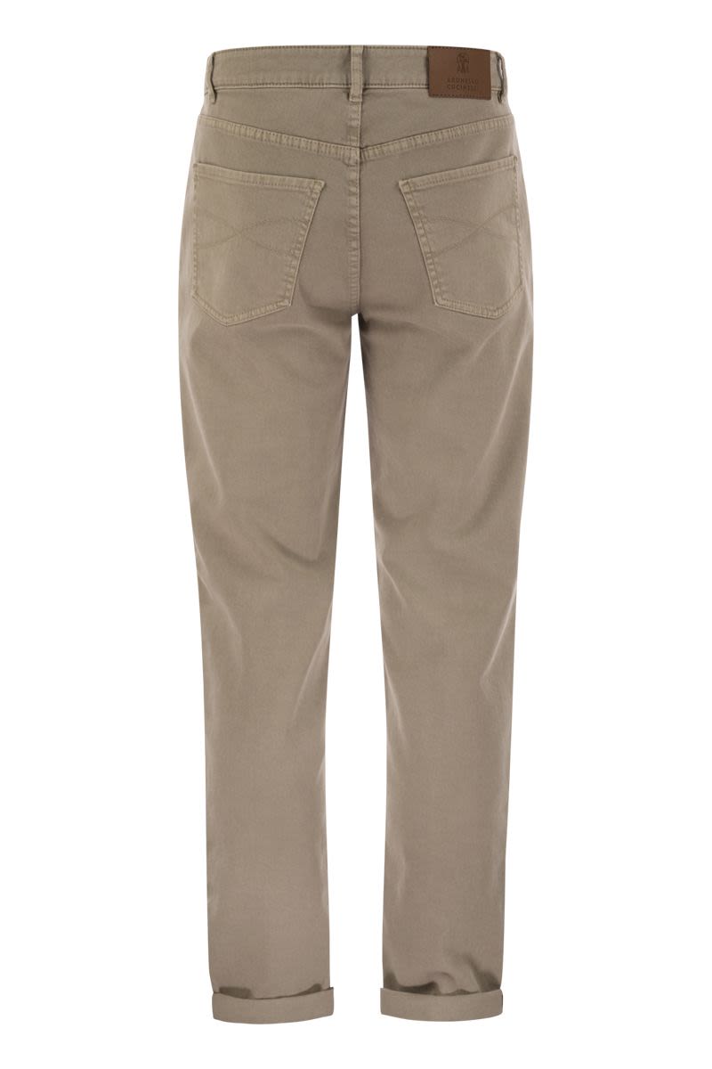 Five-pocket traditional fit trousers in light comfort-dyed denim