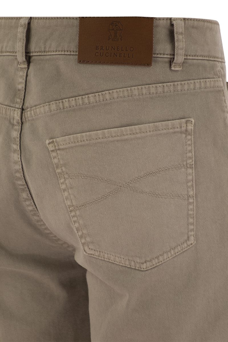 Five-pocket traditional fit trousers in light comfort-dyed denim