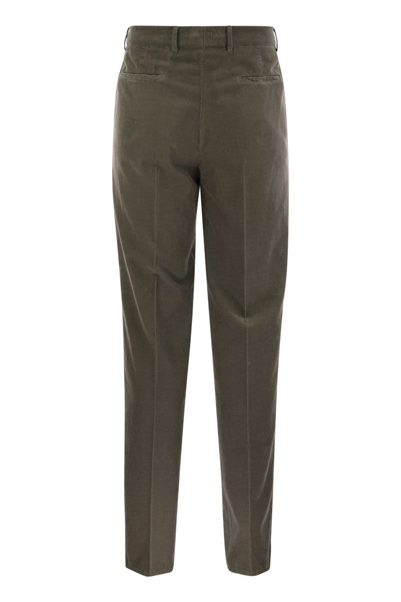 Leisure fit trousers in garment dyed cotton corduroy with darts