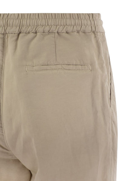 Leisure fit trousers in linen and cotton gabardine