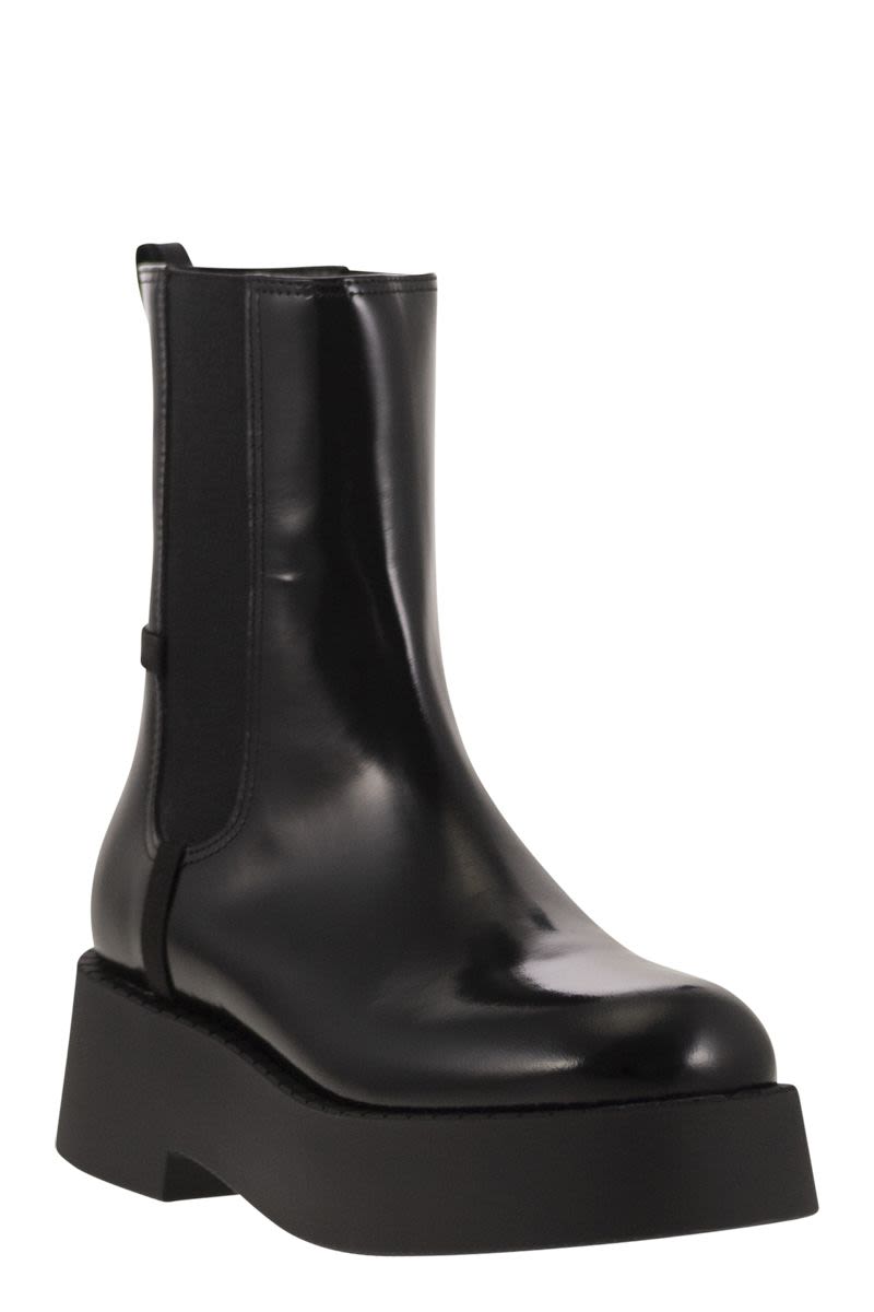 M6826 - Black leather boot