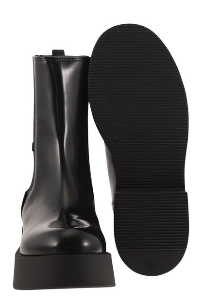 M6826 - Black leather boot