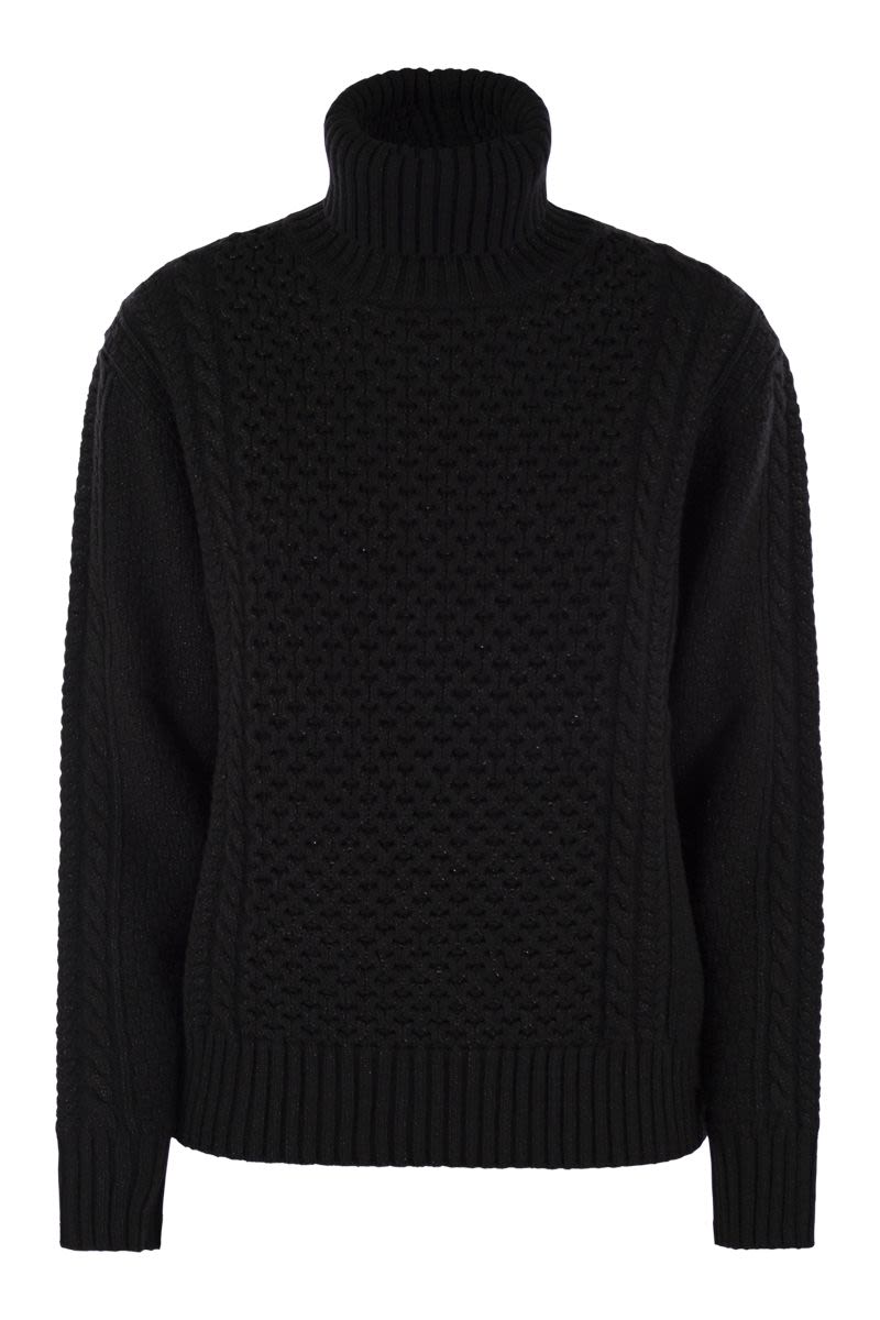 Turtleneck jumper with special workmanship