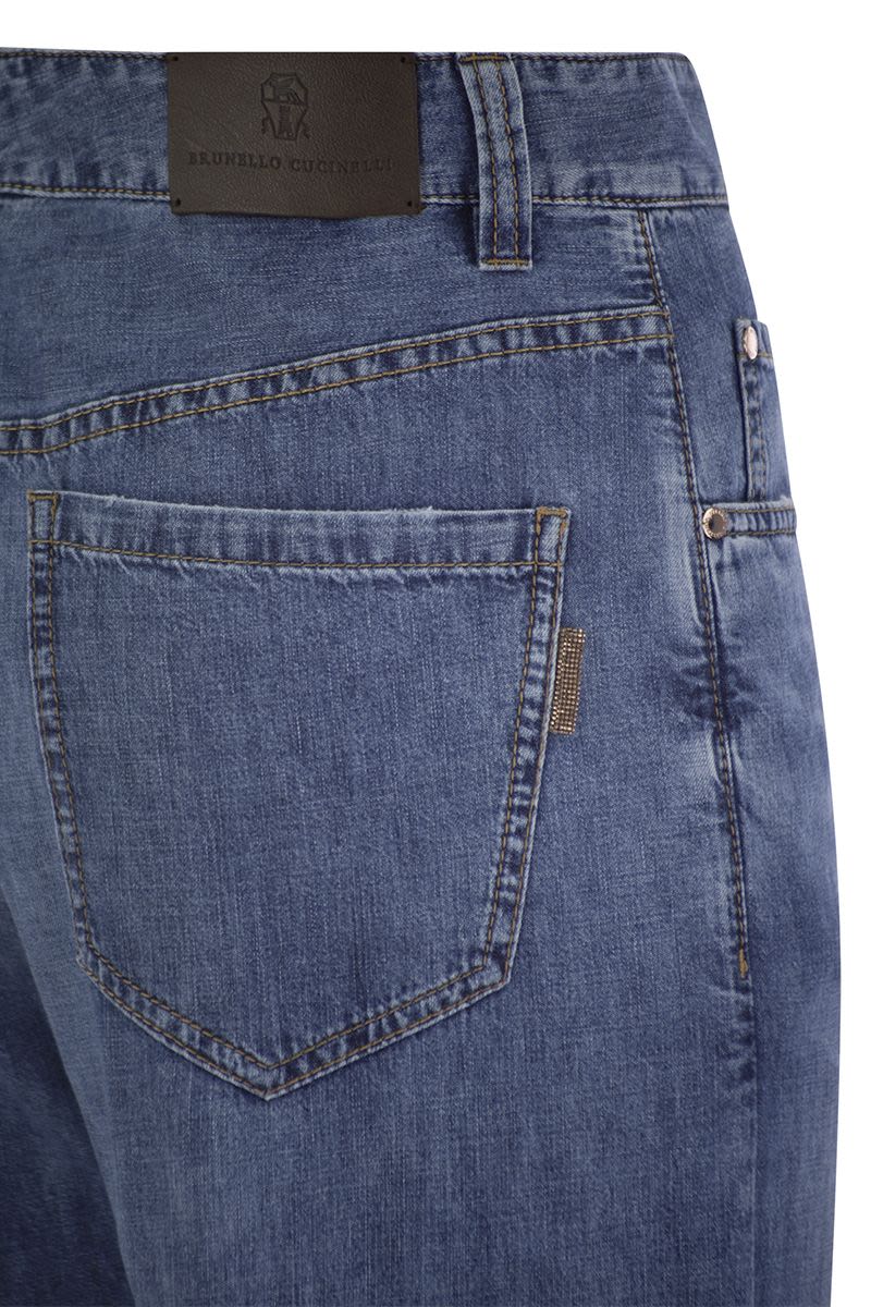 Loose five-pocket trousers in light denim