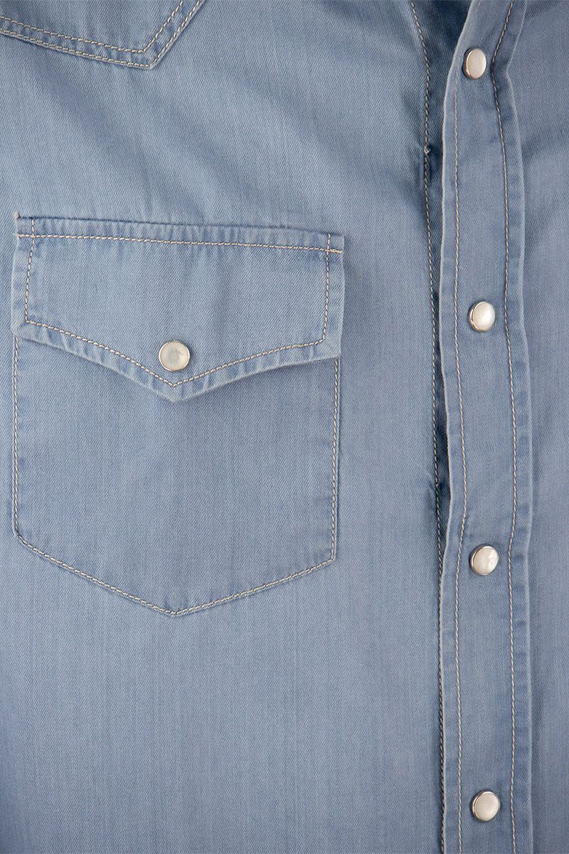 Lightweight denim leisure fit shirt with press studs, epaulettes and pockets