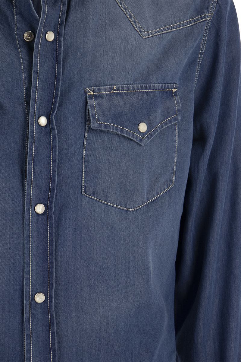 Easy fit shirt in light denim with press studs