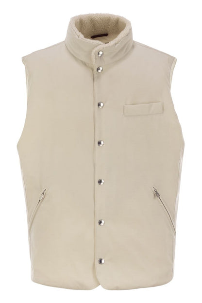 Sleeveless down jacket with sheepskin collar