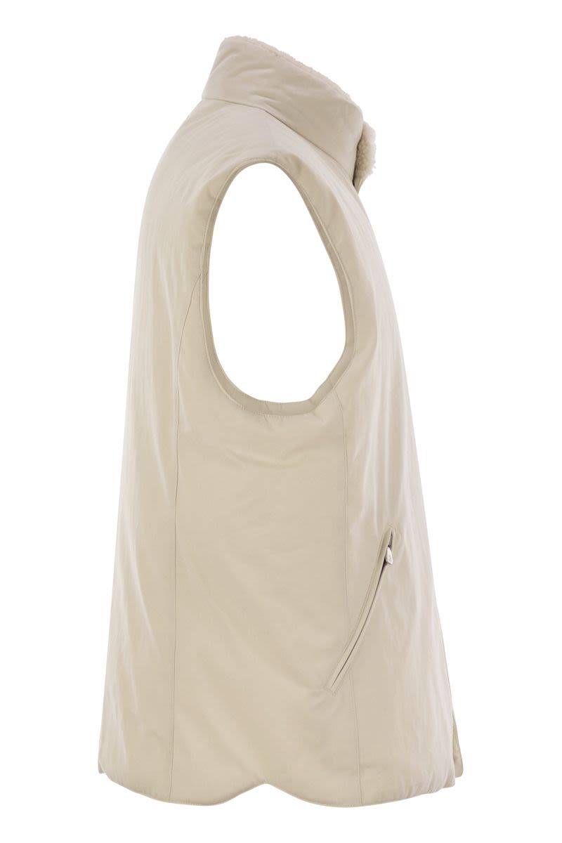 Sleeveless down jacket with sheepskin collar