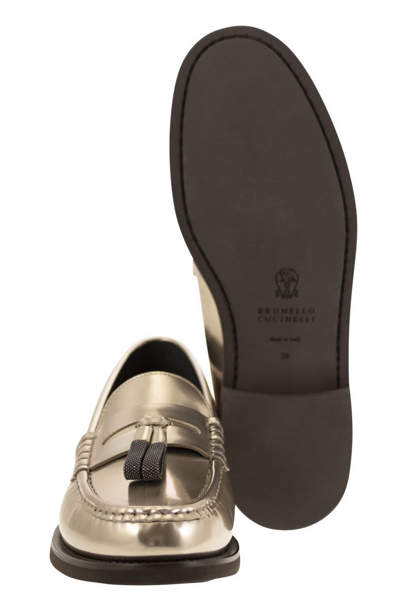 Minimal calfskin moccasin with shiny tassels