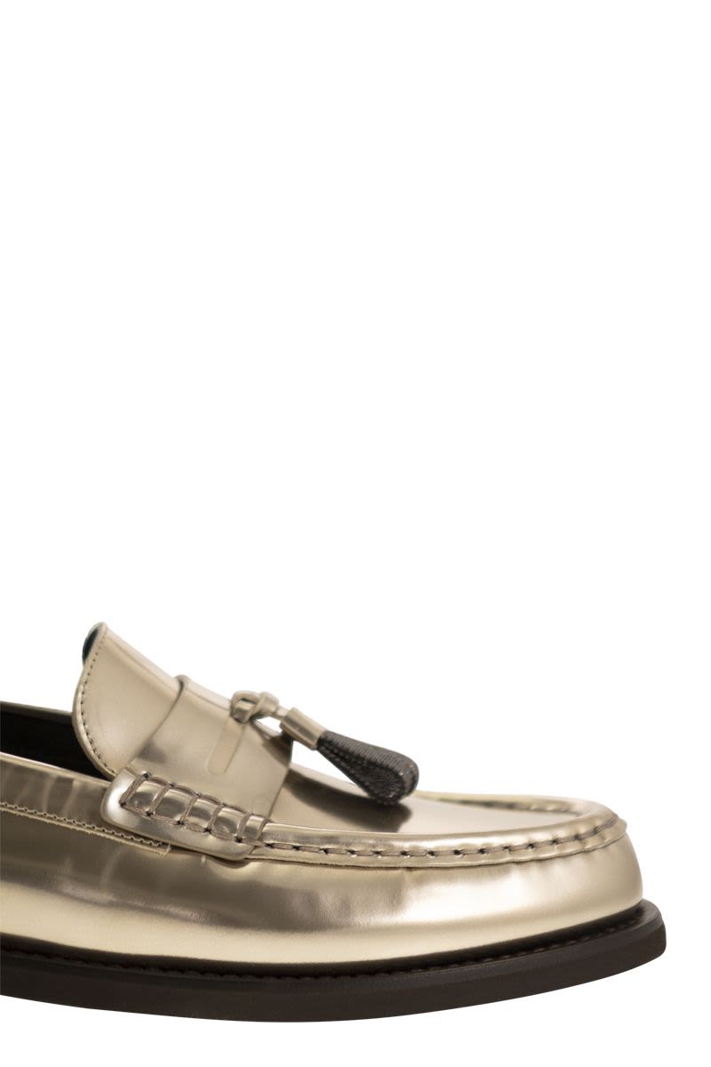 Minimal calfskin moccasin with shiny tassels