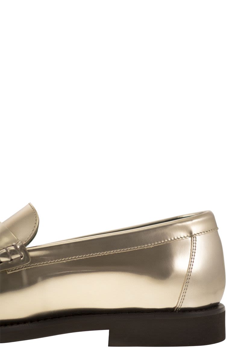 Minimal calfskin moccasin with shiny tassels