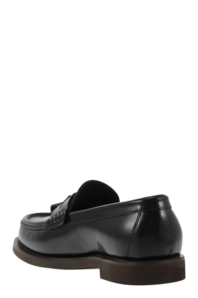 Minimal calfskin moccasin with shiny tassels