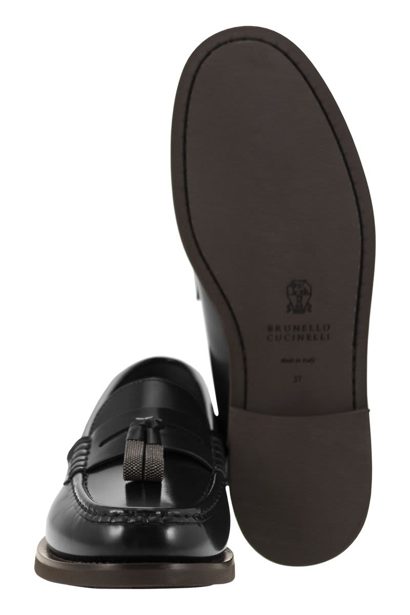 Minimal calfskin moccasin with shiny tassels