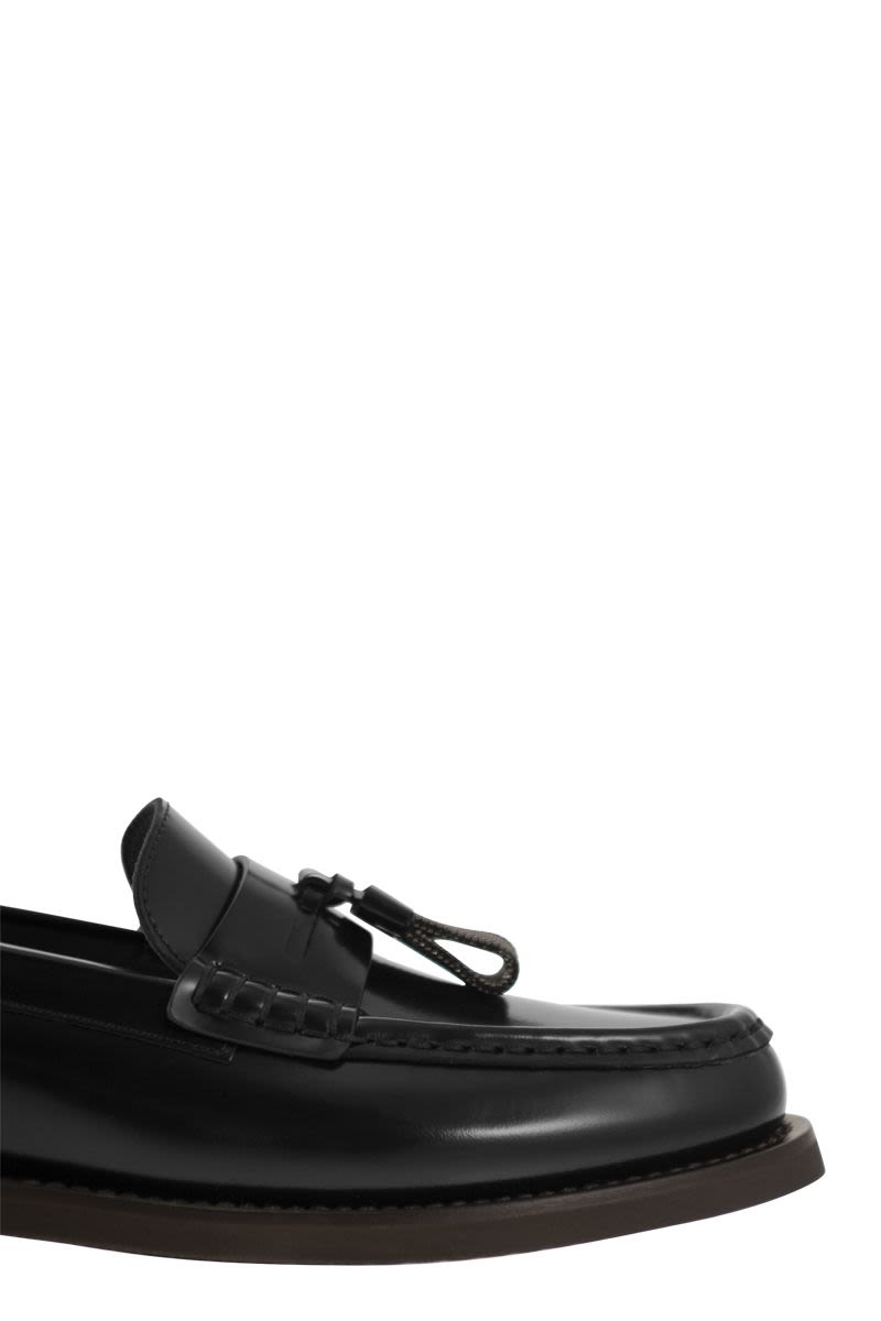 Minimal calfskin moccasin with shiny tassels