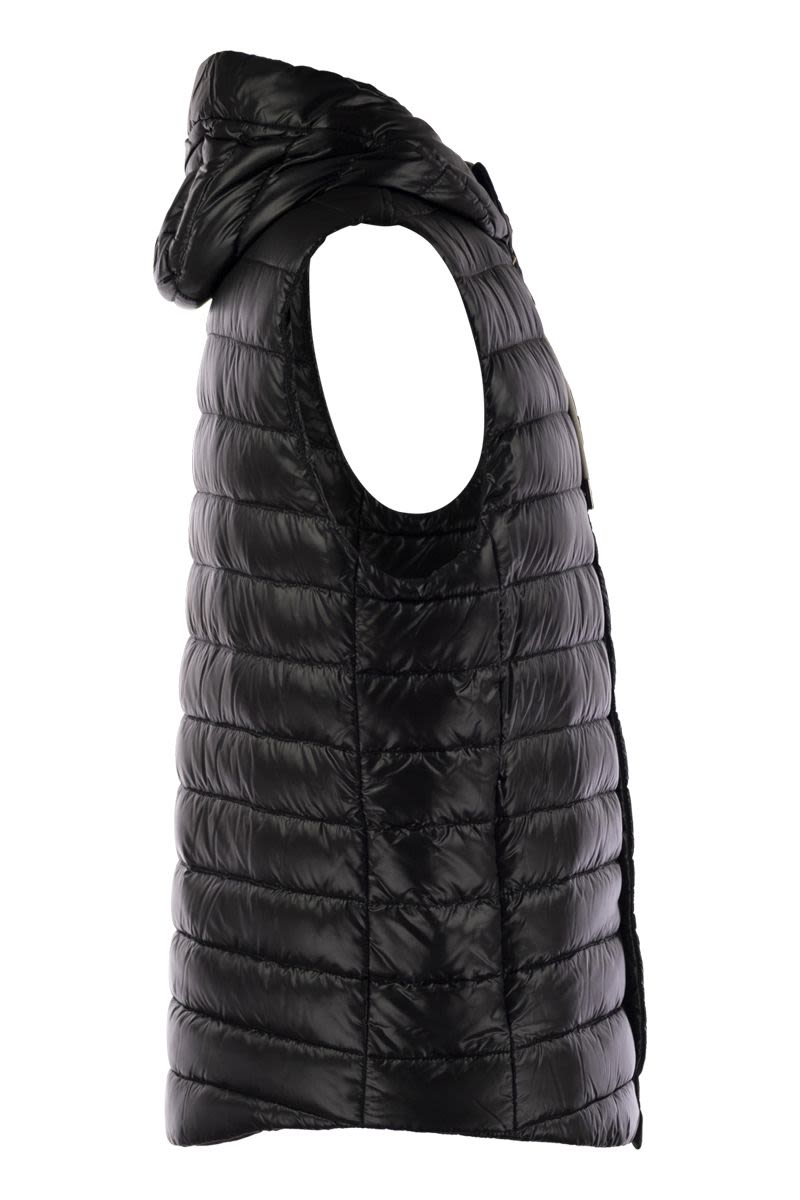 Sleeveless down jacket