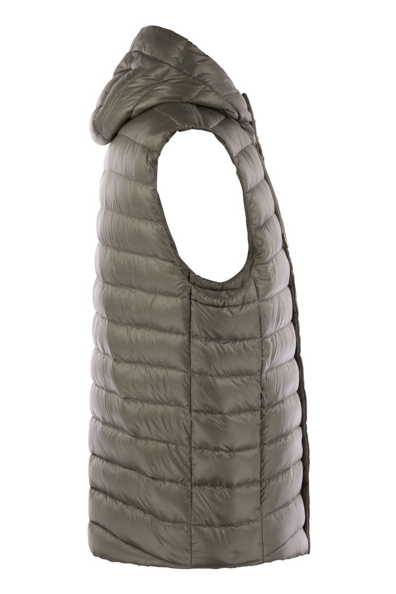 Sleeveless down jacket