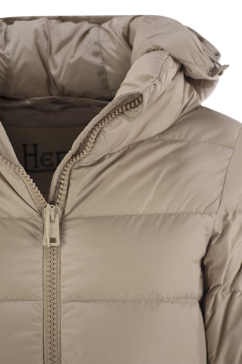 Medium down jacket with hood