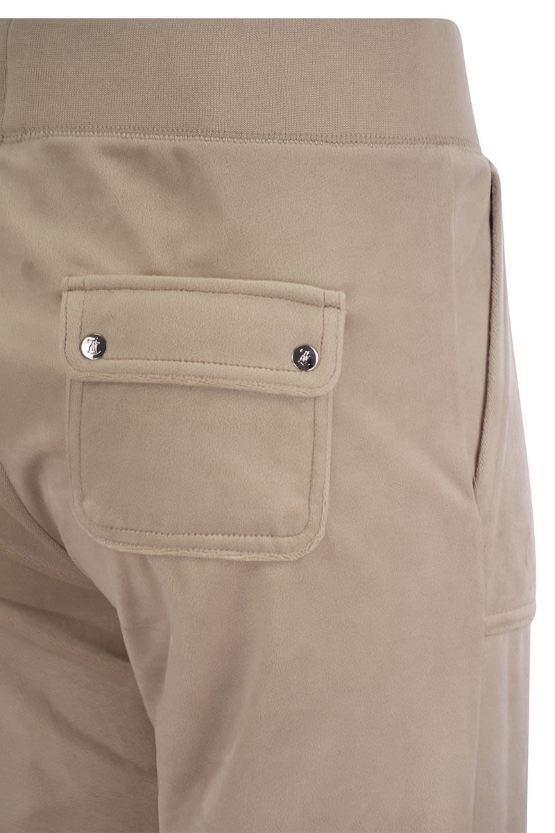 Trousers with velour pockets