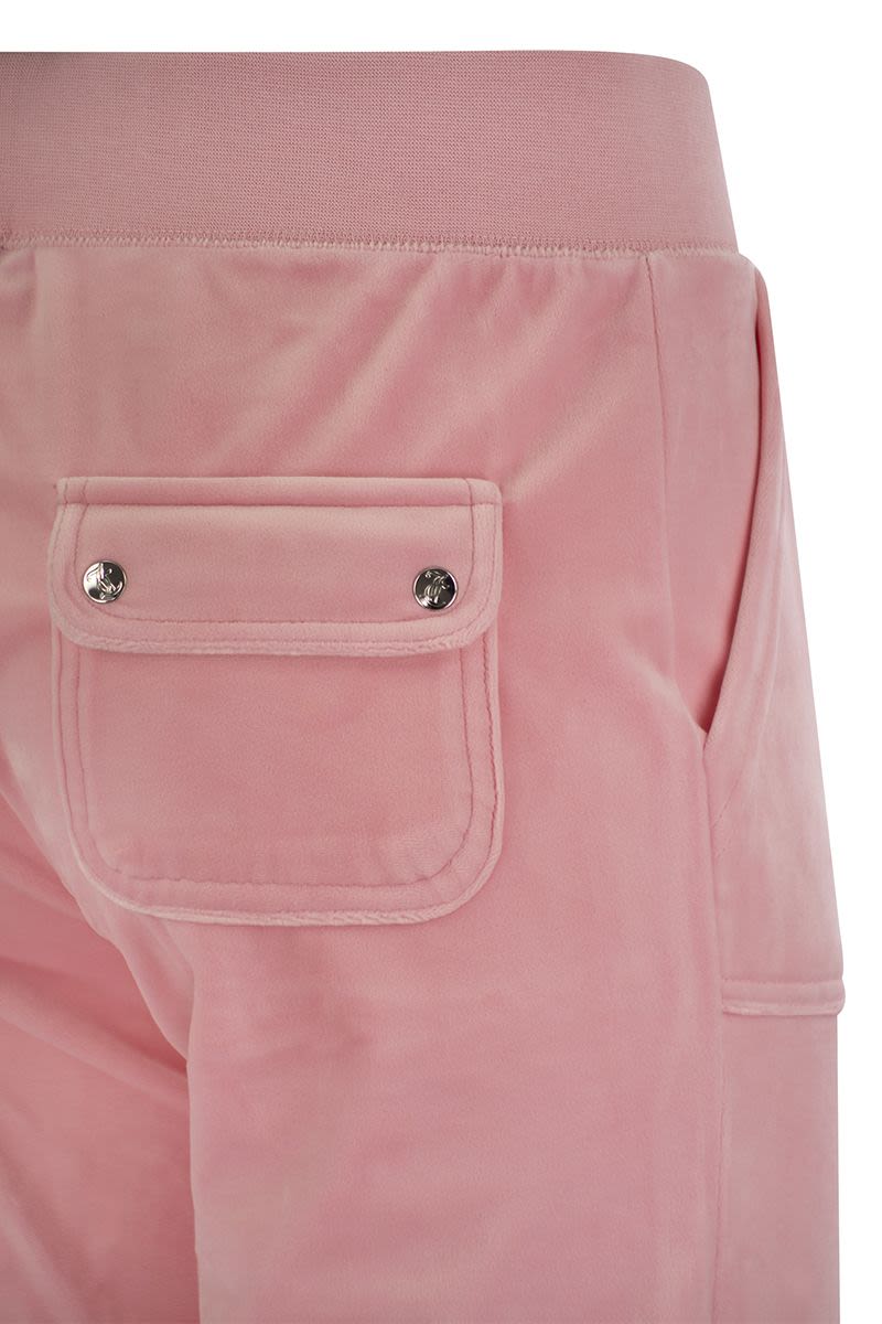 Trousers with velour pockets