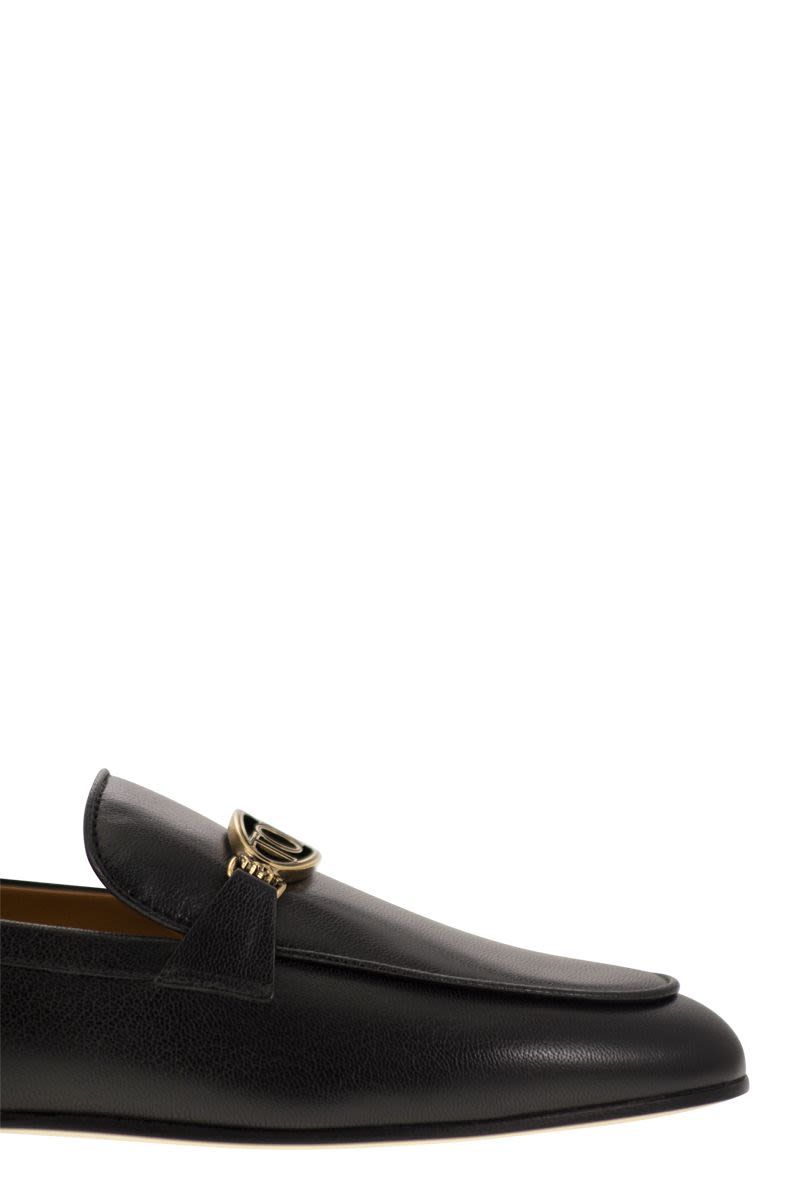 Leather loafer with accessory