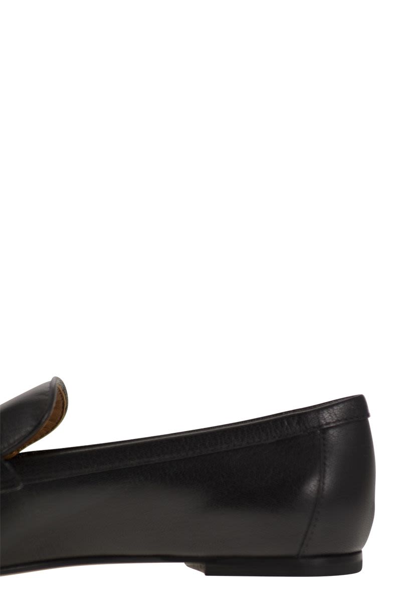 Leather loafer with accessory