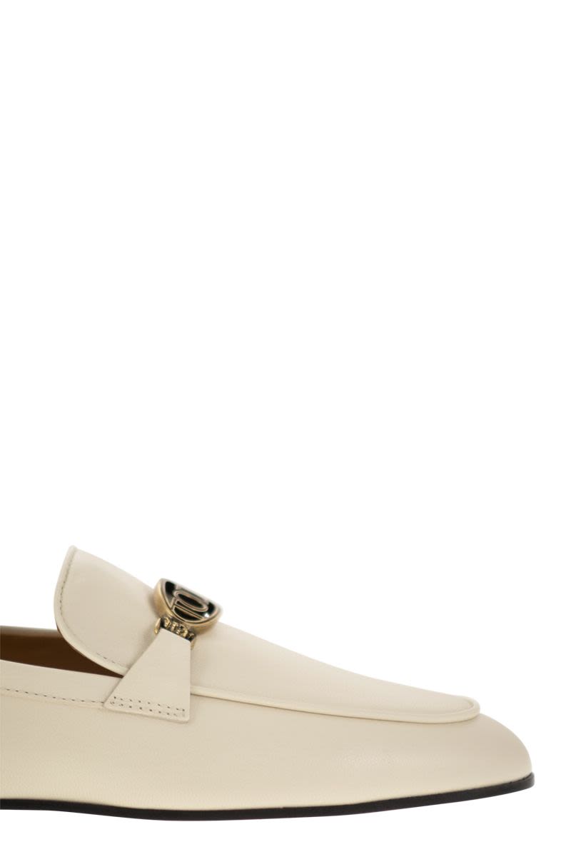 Leather loafer with accessory