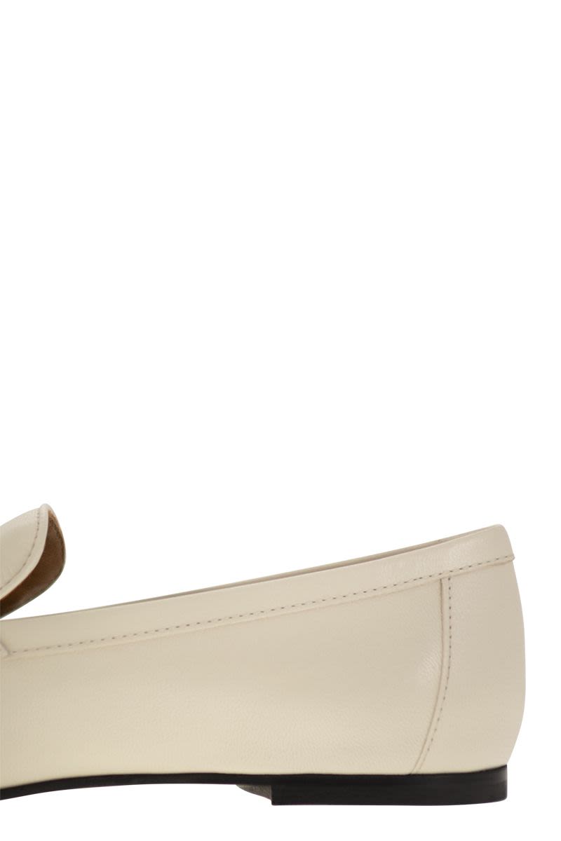 Leather loafer with accessory