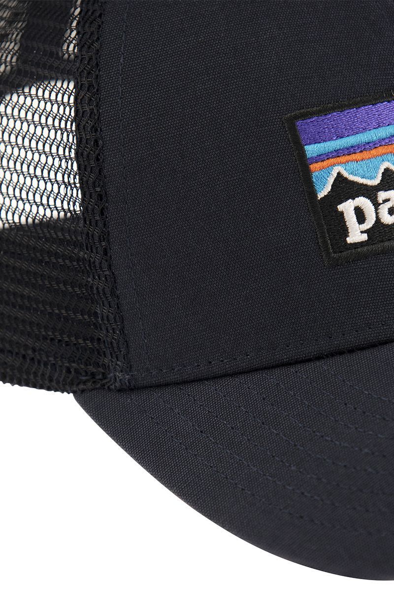 Hat with embroidered logo on the front - VOGUERINI