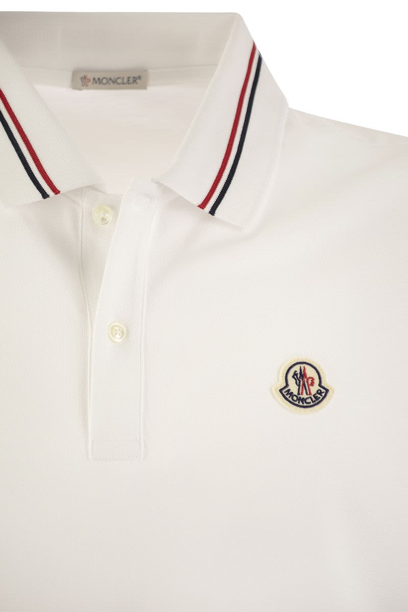 Polo shirt with iconic felt