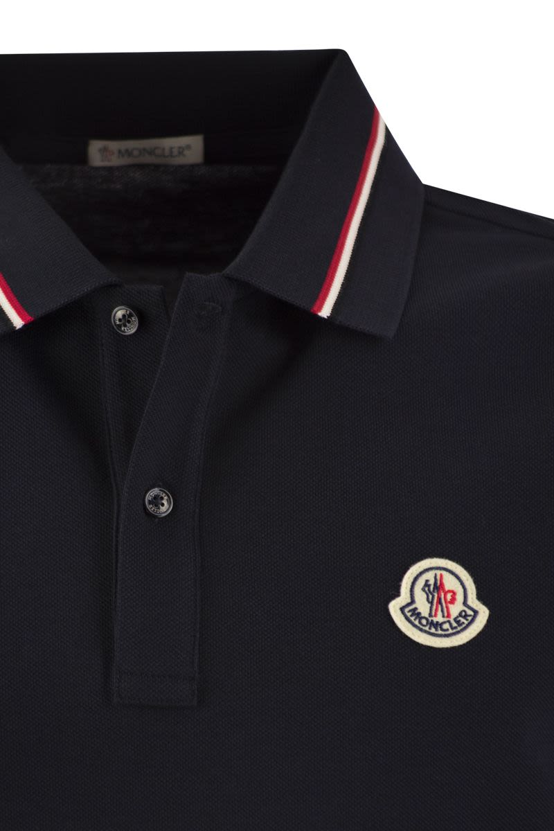 Polo shirt with iconic felt