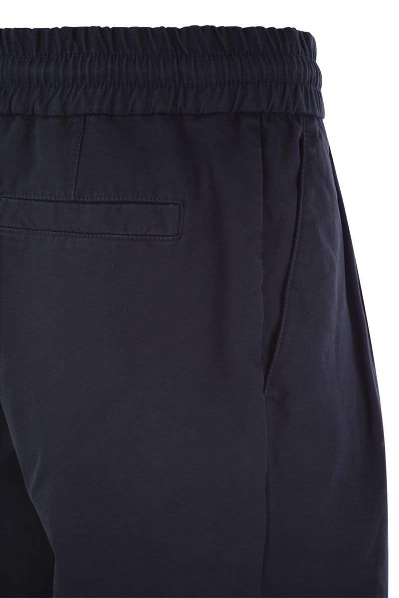 Bermuda shorts in garment-dyed cotton gabardine with drawstring and double darts