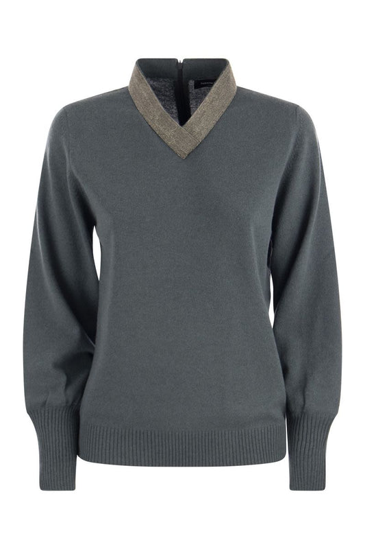 V-neck sweater with necklace - VOGUERINI