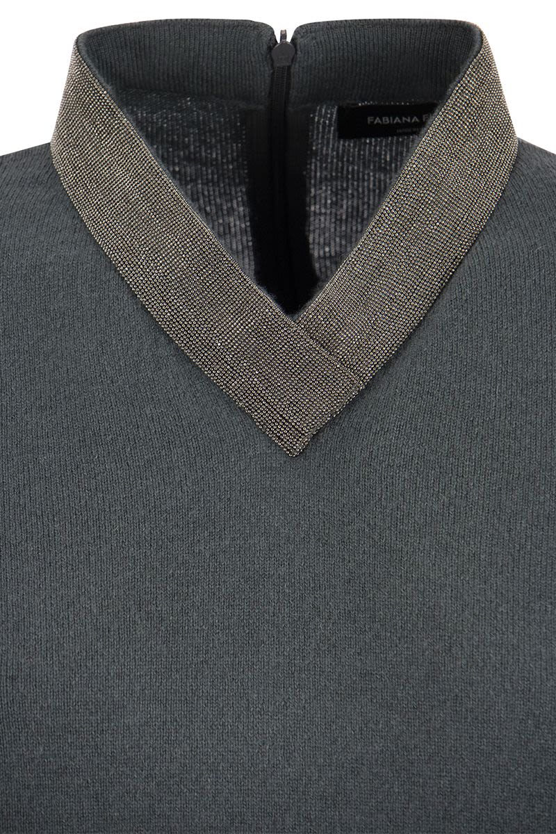 V-neck sweater with necklace - VOGUERINI