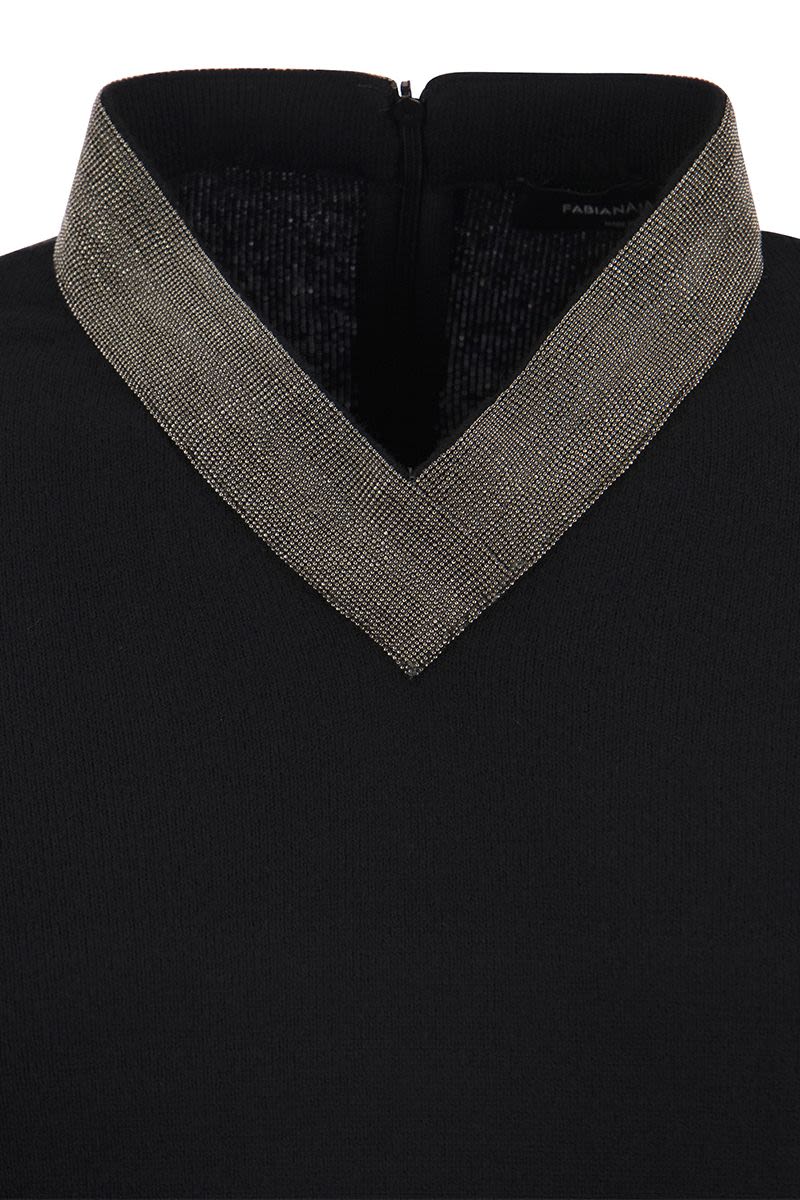 V-neck sweater with necklace - VOGUERINI